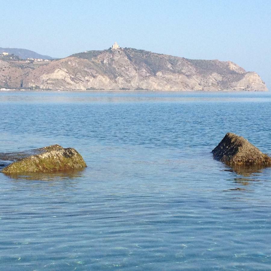 Portorosa Sfondo Bianco Villa Furnari Kültér fotó